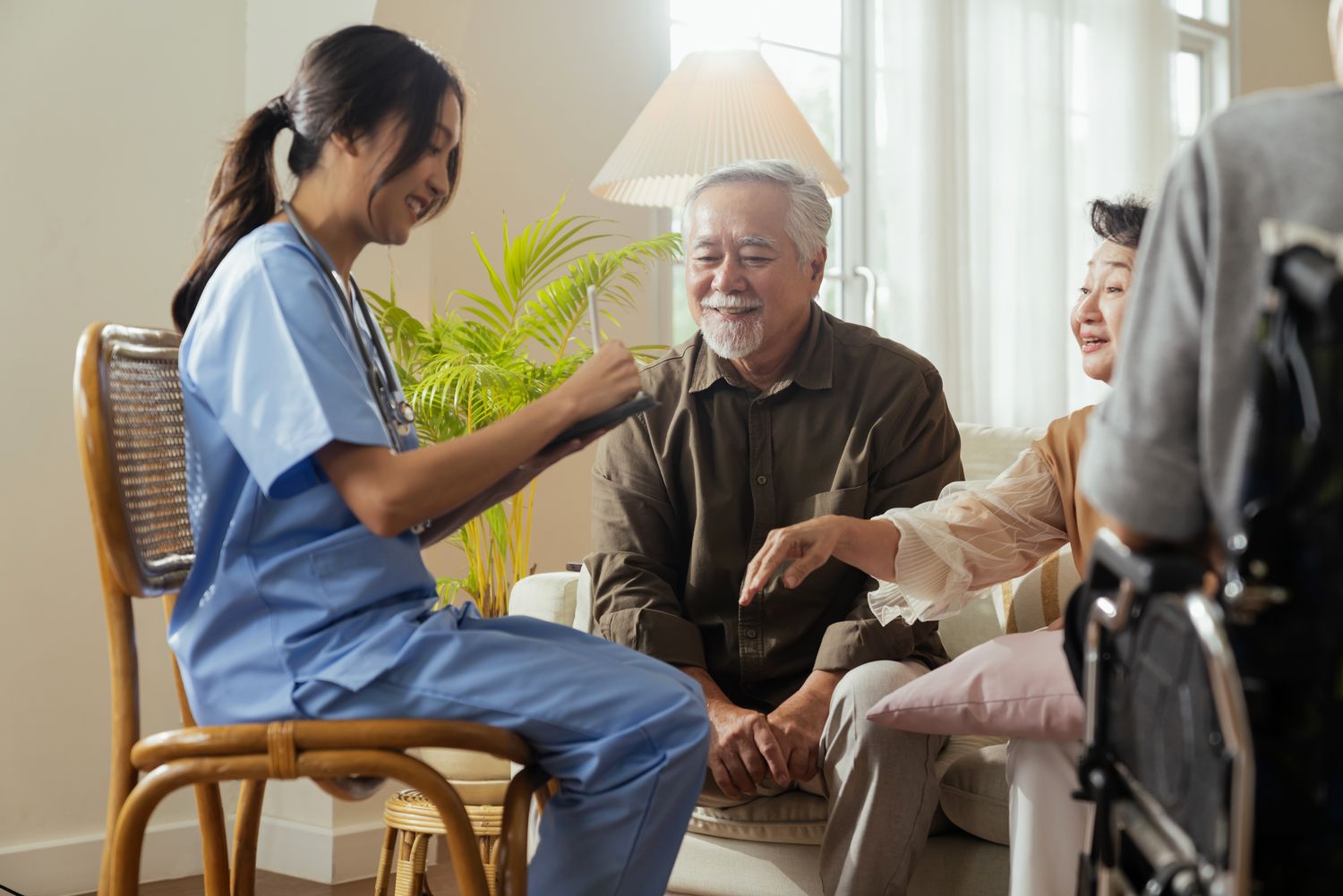 A carer holding hands with an elderly woman – guide to choosing a helper for elderly care